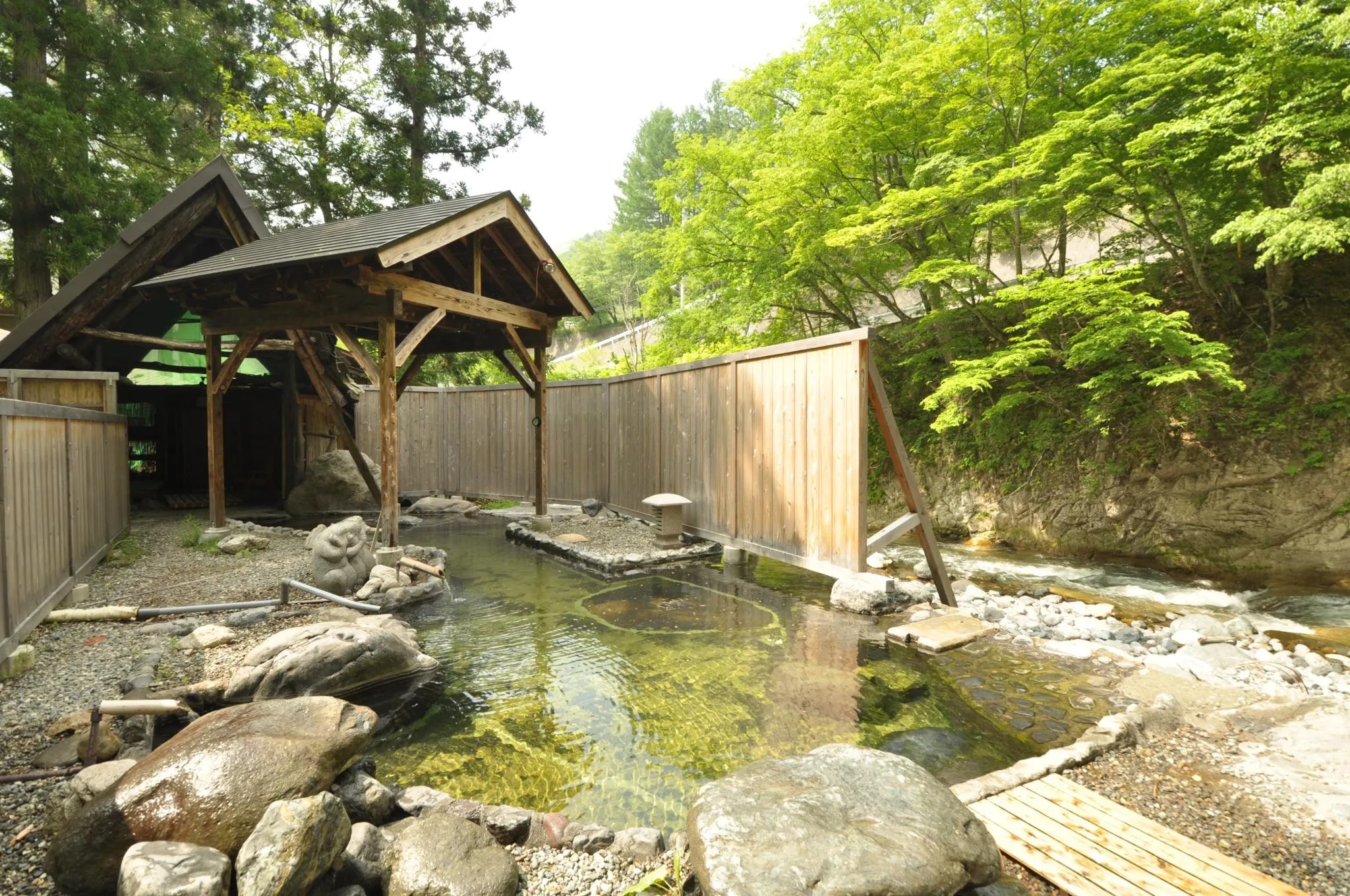 源泉掛流しの湯めぐりテーマパーク 龍洞