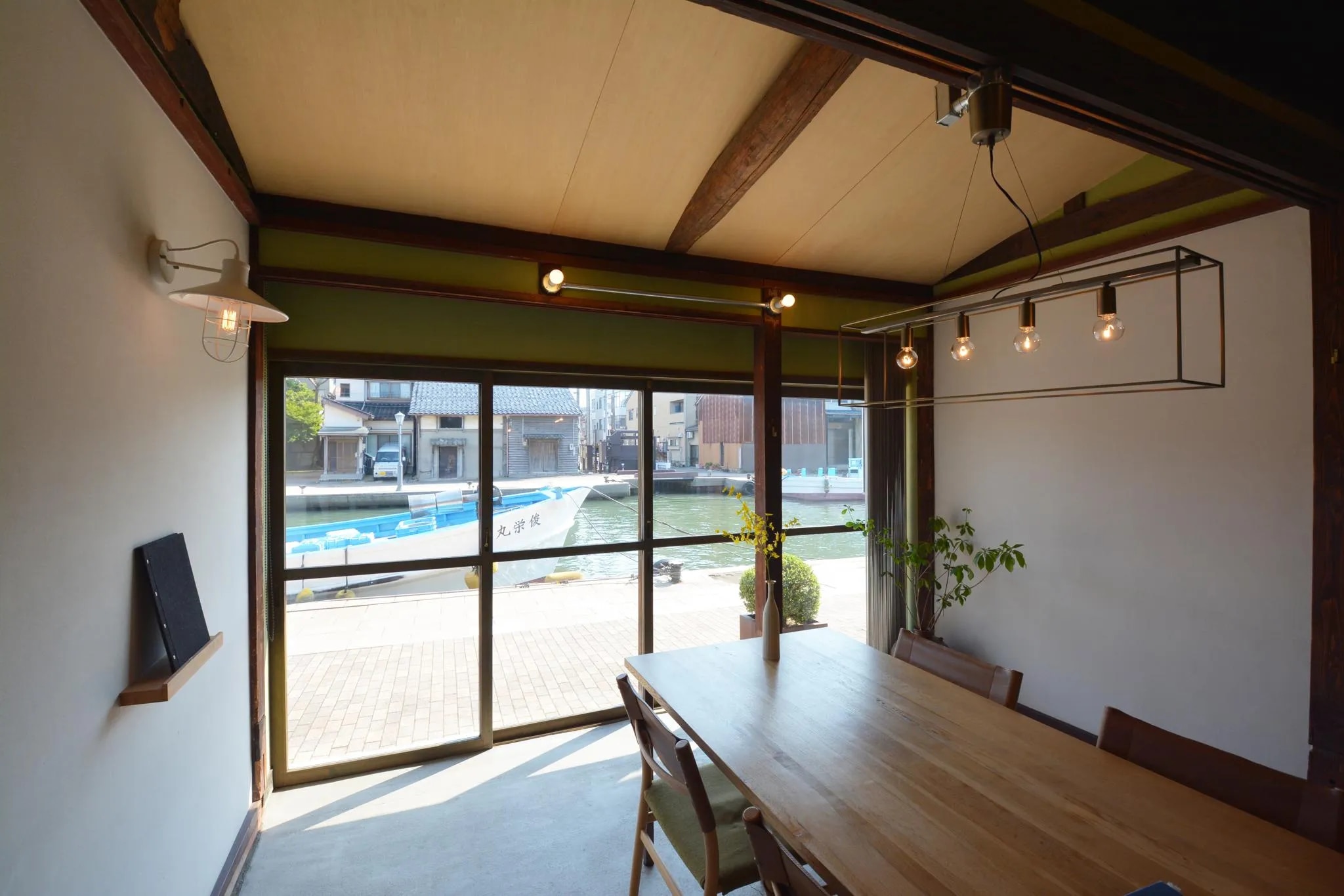 水辺の民家ホテル カモメとウミネコ