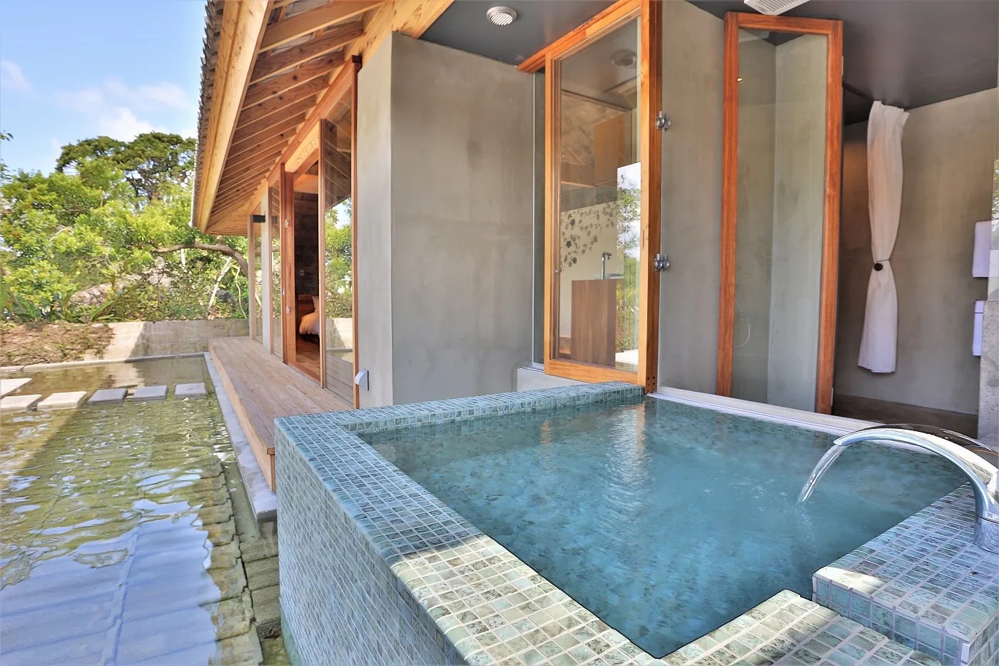 翡翠巣 KAWASEMINOSU（MUKAKA VILLA）