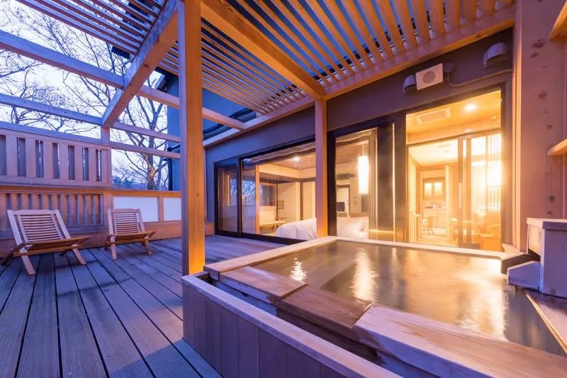 箱根の一流旅館で、源泉掛け流しの湯に浸かる